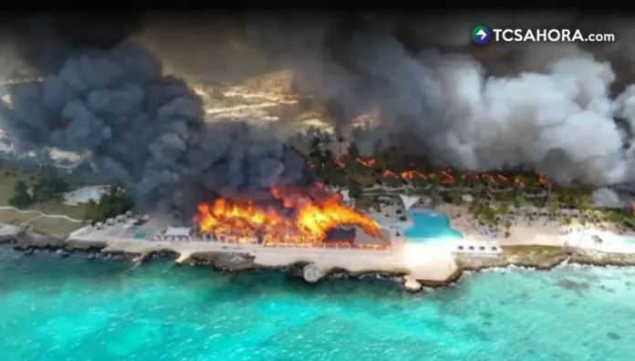 Un incendio en un hotel de República Dominicana consumió parte de un resort de lujo. Una turista italiana murió y 1,700 huéspedes fueron evacuados.