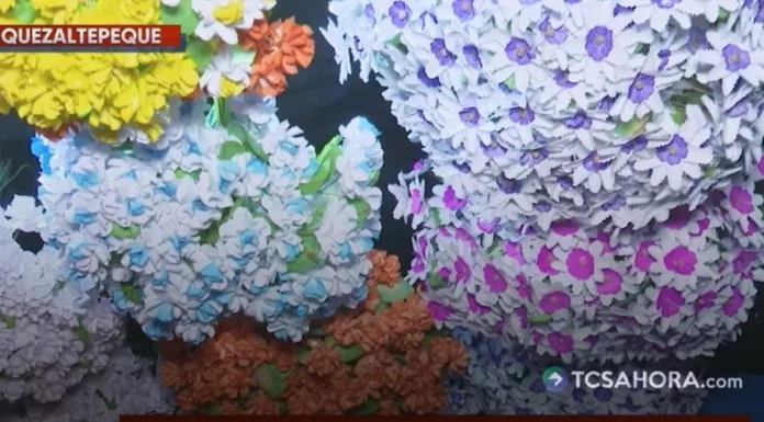 La elaboración artesanal de flores de papel encerado continúa como una tradición que preserva la identidad y el legado de Quezaltepeque.
