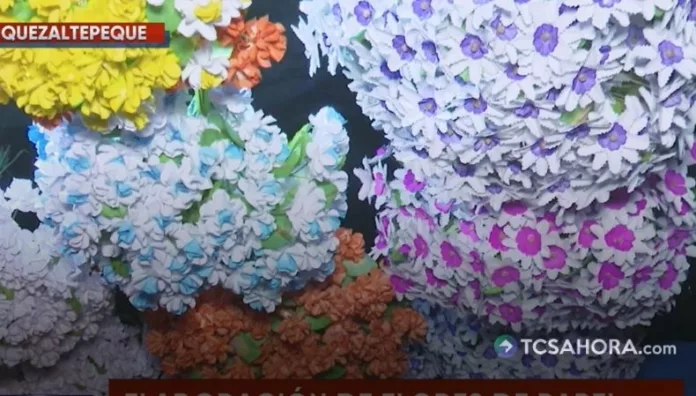 La elaboración artesanal de flores de papel encerado continúa como una tradición que preserva la identidad y el legado de Quezaltepeque.
