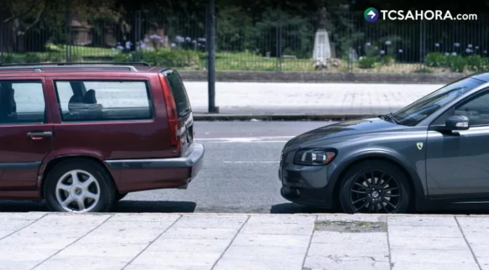 Estacionar un vehículo demasiado cerca de la cuneta puede contribuir a la acumulación de hojas, basura y otros residuos.
