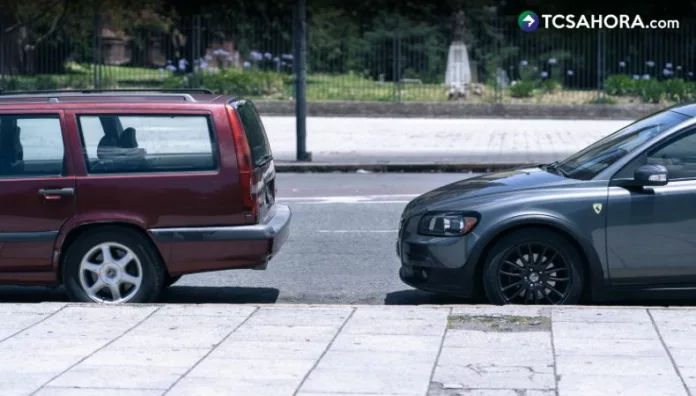 Estacionar un vehículo demasiado cerca de la cuneta puede contribuir a la acumulación de hojas, basura y otros residuos.