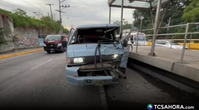 Cuerpos de socorro atendieron a lesionados en accidentes de tránsito que involucraron microbuses y motocicletas en las últimas horas