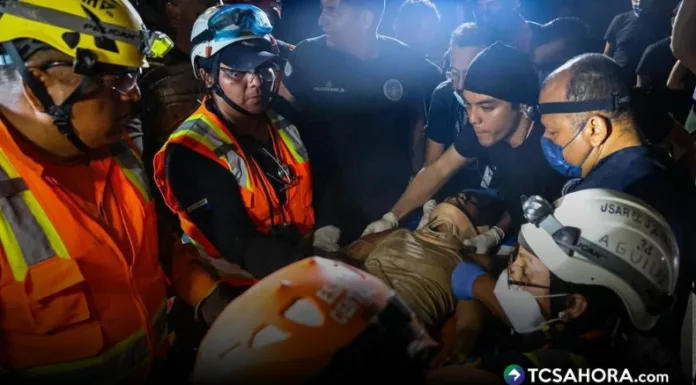 La misión humanitaria de El Salvador trabajó por siete horas para lograr el rescate de una mujer que estaba atrapada entre los escombros.