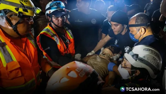 La misión humanitaria de El Salvador trabajó por siete horas para lograr el rescate de una mujer que estaba atrapada entre los escombros.