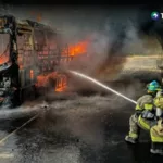 Bus incendiado y motociclistas lesionados entre las emergencias de las últimas horas