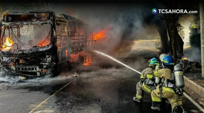 Bus incendiado y motociclistas lesionados entre las emergencias de las últimas horas