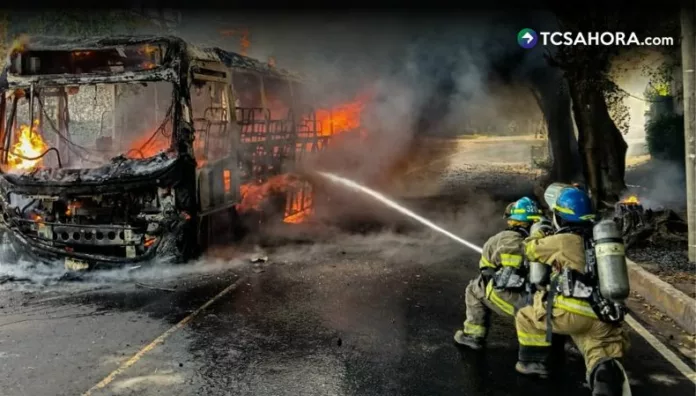 Bus incendiado y motociclistas lesionados entre las emergencias de las últimas horas