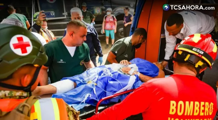 La misión salvadoreña destacada en Venezuela logró extraer a una mujer que permanecía bajo los escombros de un edificio.