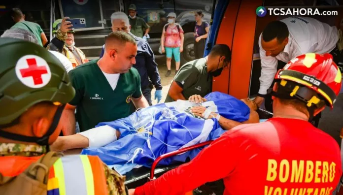 La misión salvadoreña destacada en Venezuela logró extraer a una mujer que permanecía bajo los escombros de un edificio.