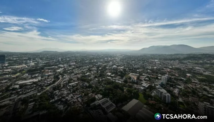 Según el pronóstico del clima, el ambiente estará cálido durante el día y el cielo permanecerá despejado durante la mañana.