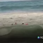 Dos fallecidos tras ser arrastrados por una ola en playa El Sunzal