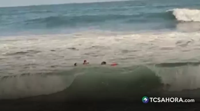 Dos personas fallecieron este domingo tras ser arrastradas por una ola en la playa El Sunzal, en La Libertad Costa.