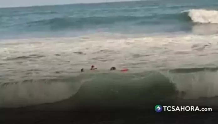 Dos personas fallecieron este domingo tras ser arrastradas por una ola en la playa El Sunzal, en La Libertad Costa.