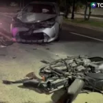 Motociclista lesionado y un poste dañado por accidentes viales