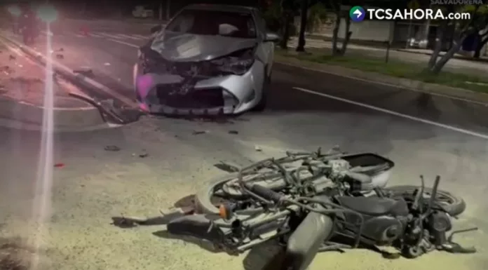 Motociclista lesionado y un poste dañado por accidentes viales
