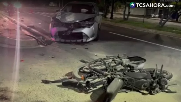 Motociclista lesionado y un poste dañado por accidentes viales