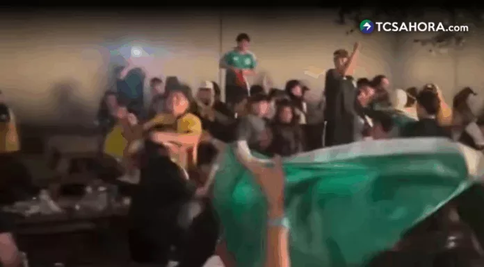Un video que circula en redes sociales muestra una violenta pelea entre seguidores de ambas selecciones luego de la victoria de México.