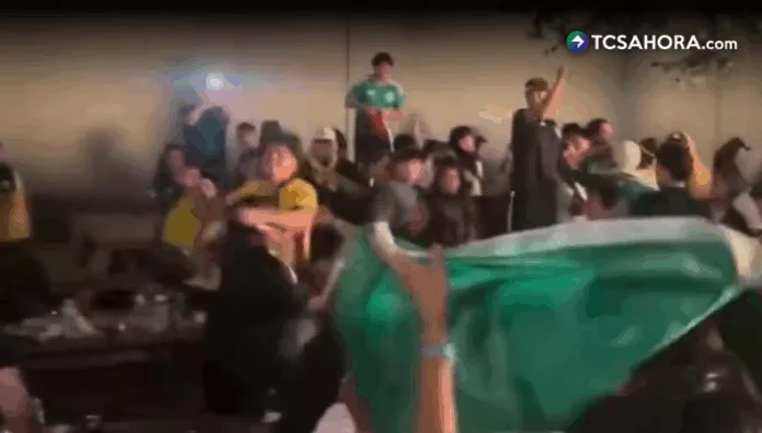 Un video que circula en redes sociales muestra una violenta pelea entre seguidores de ambas selecciones luego de la victoria de México.