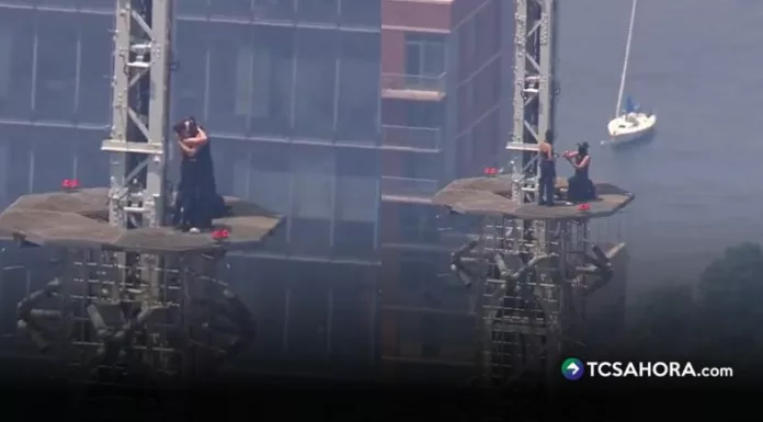 Una pareja escaló el Empire State, desplegó un mensaje de paz y protagonizó una propuesta de matrimonio antes de ser detenida durante el descenso.