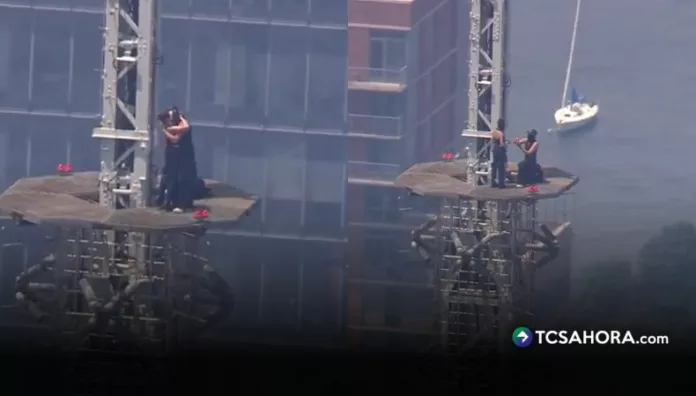 Una pareja escaló el Empire State, desplegó un mensaje de paz y protagonizó una propuesta de matrimonio antes de ser detenida durante el descenso.