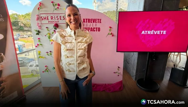 Ana Cortez presentó la tercera temporada de su podcast "SHE RISES", titulada "Atrévete", en compañía de familiares y amigas.