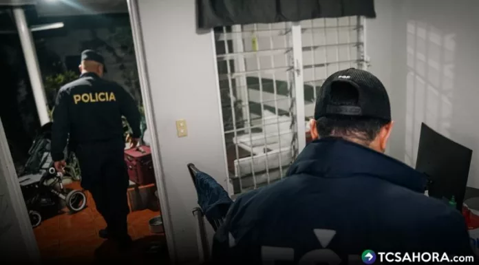 Según las autoridades, la banda defraudó a la empresa distribuidora por más de $502,201. El operativo se realizó esta madrugada.