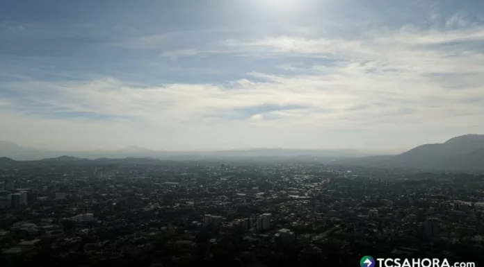 El calor se mantendrá para las próximas horas en el territorio salvadoreño. Además, se pronostican lluvias puntuales.