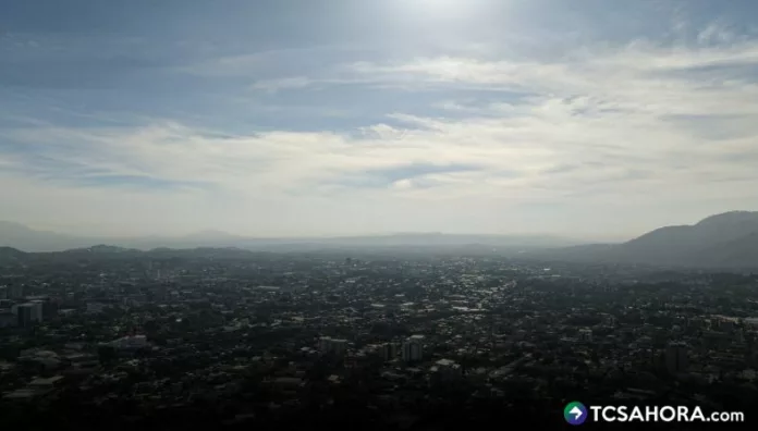 El calor se mantendrá para las próximas horas en el territorio salvadoreño. Además, se pronostican lluvias puntuales.