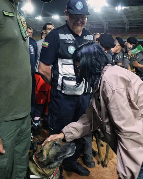 Venezuela condecoración rescatistas