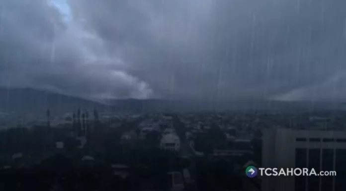 Las lluvias continúan este domingo en distintas zonas del país y se prevén tormentas durante el resto de la tarde y la noche.
