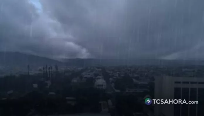 Las lluvias continúan este domingo en distintas zonas del país y se prevén tormentas durante el resto de la tarde y la noche.