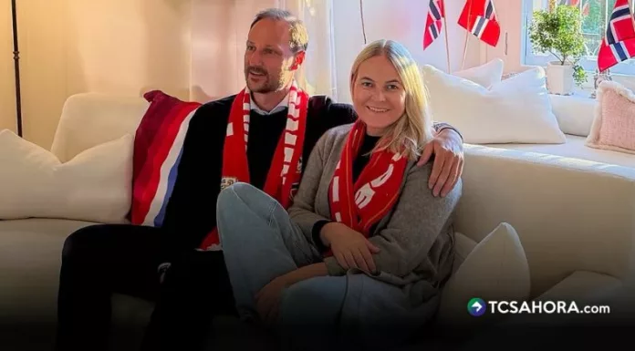 Mette-Marit reaparece junto a su esposo, el príncipe Haakon, tras ver a Noruega ganar frente a Brasil.