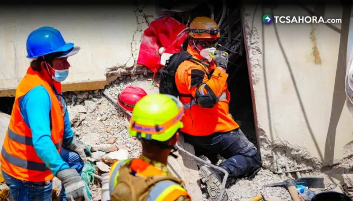 Grupo USAR tiene indicios de una persona con vida entre escombros