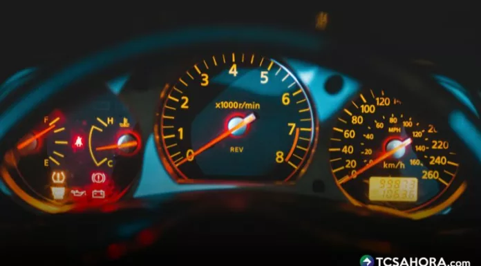 Entre las luces de advertencia más importantes se encuentran la del líquido de frenos, que puede indicar un nivel bajo, una fuga o una falla.
