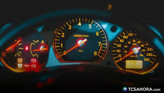 Entre las luces de advertencia más importantes se encuentran la del líquido de frenos, que puede indicar un nivel bajo, una fuga o una falla.