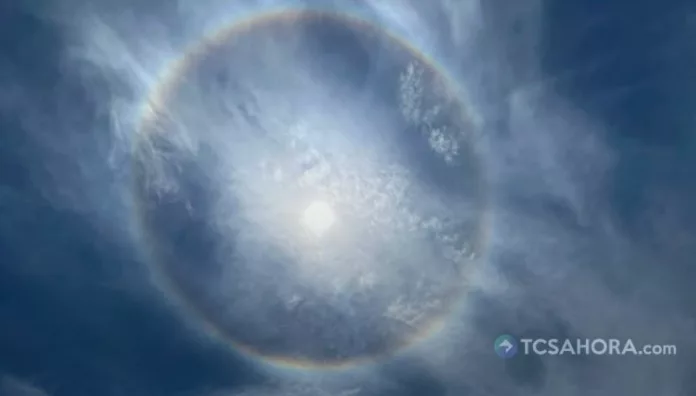El halo solar cautivó esta mañana a los salvadoreños con un vistoso anillo de colores alrededor del Sol durante varios minutos.