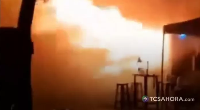 El incendio comenzó alrededor de la medianoche en el establecimiento conocido como Rong Beer Na Lat Phrao, en Bangkok.