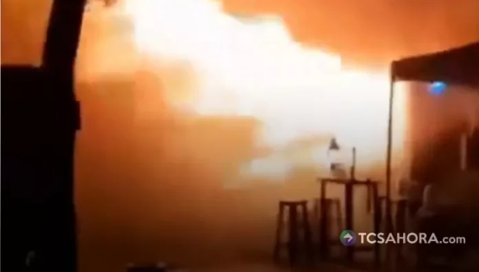 El incendio comenzó alrededor de la medianoche en el establecimiento conocido como Rong Beer Na Lat Phrao, en Bangkok.