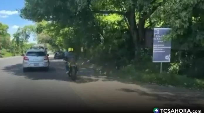 Adelantar por la derecha es una maniobra prohibida que incrementa el riesgo de accidentes y pone en peligro a conductores y peatones.