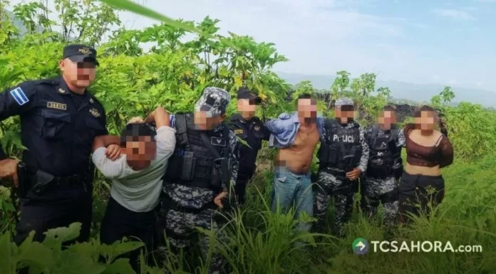 Una menor de 15 años fue privada de libertad por dos hombres y una mujer en La Libertad Centro. La PNC confirmó sus capturas.