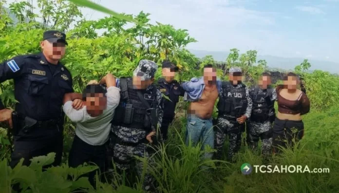 Una menor de 15 años fue privada de libertad por dos hombres y una mujer en La Libertad Centro. La PNC confirmó sus capturas.