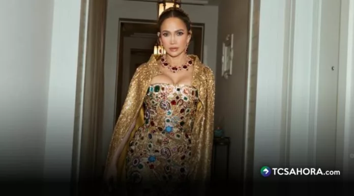 Jennifer López llevó piedras preciosas, capa dorada, collar de rubíes y uñas florales al desfile de Dolce & Gabbana celebrado en Sicilia, con look de lujo.