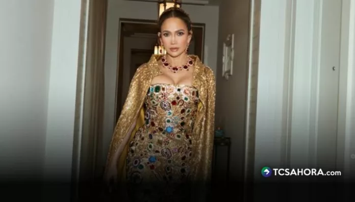 Jennifer López llevó piedras preciosas, capa dorada, collar de rubíes y uñas florales al desfile de Dolce & Gabbana celebrado en Sicilia, con look de lujo.