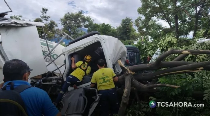 Un accidente de tránsito se registró esta tarde en la carretera que conduce hacia Quezaltepeque, en Apopa.