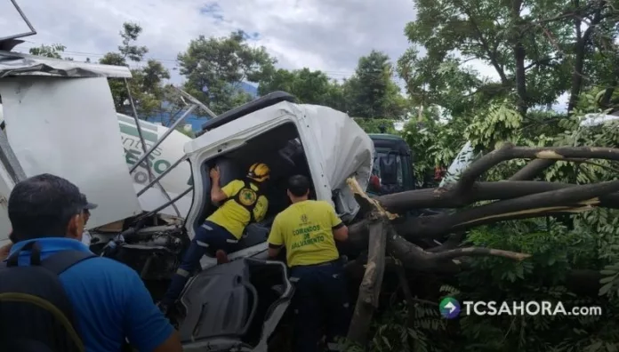 Un accidente de tránsito se registró esta tarde en la carretera que conduce hacia Quezaltepeque, en Apopa.