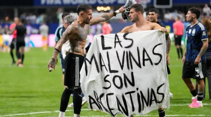 Una manta con la leyenda que las Malvinas son argentinas, en plena celebración tras derrotar a Inglaterra, causó indignación en Gran Bretaña