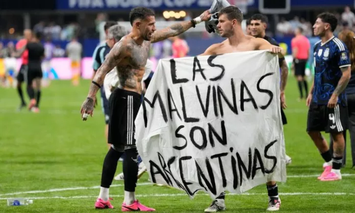 Una manta con la leyenda que las Malvinas son argentinas, en plena celebración tras derrotar a Inglaterra, causó indignación en Gran Bretaña