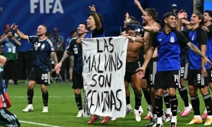 De forma sarcástica respondió Inglaterra a la manta de Las Malvinas que mostraron jugadores argentinos tras ganar el pase a la final del mundial