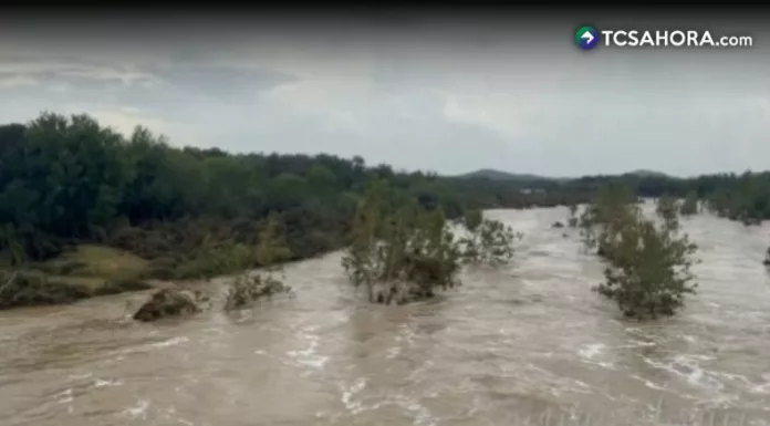 Las inundaciones repentinas causaron estragos en Texas. El estado activó recursos para atender la emergencia.