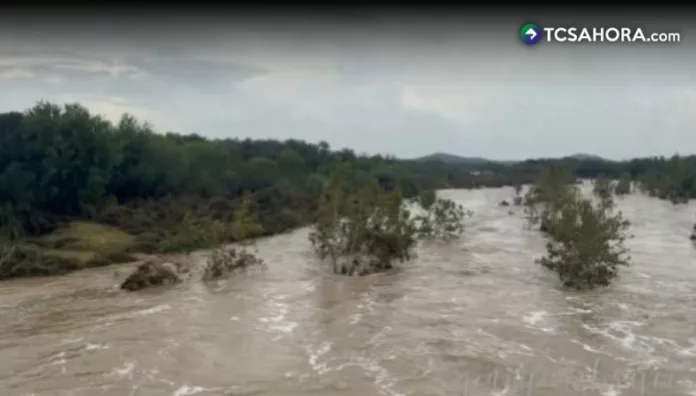 Las inundaciones repentinas causaron estragos en Texas. El estado activó recursos para atender la emergencia.
